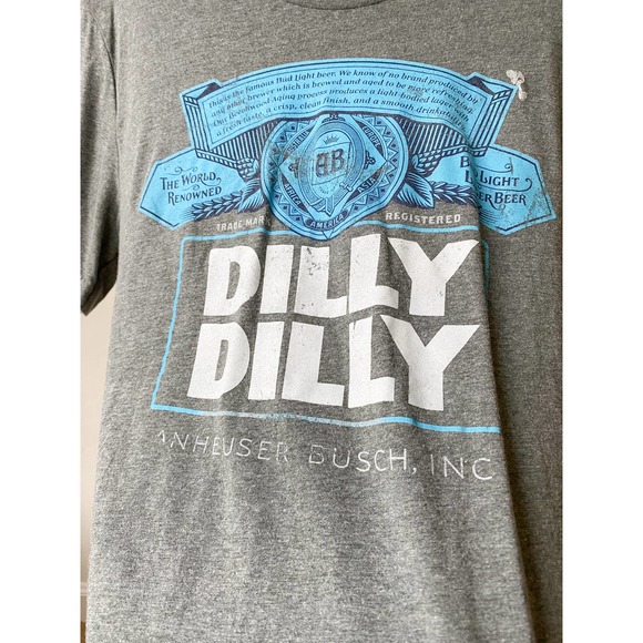 ANHEUSER BUSH BUDLIGHT Unisex Grey/Blue/White "DILLY DILLY" Graphic Tee sz M - Picture 3 of 6